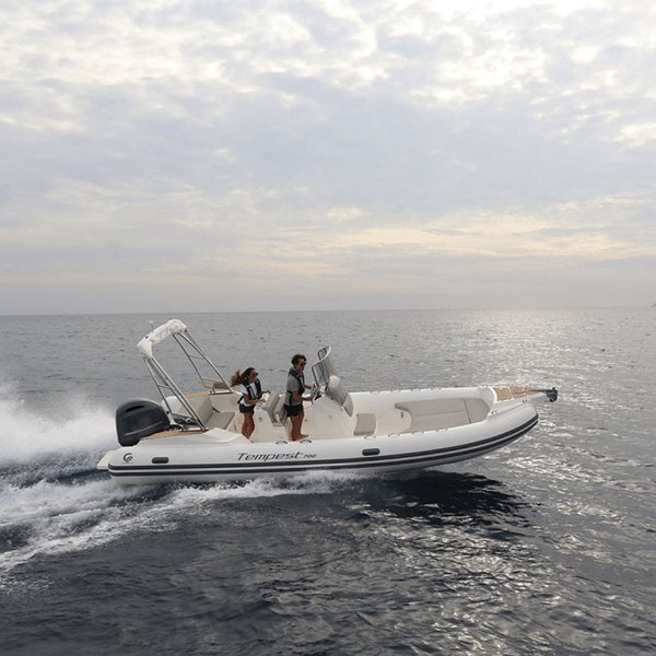 Noleggio barca CAPELLI TEMPEST 700