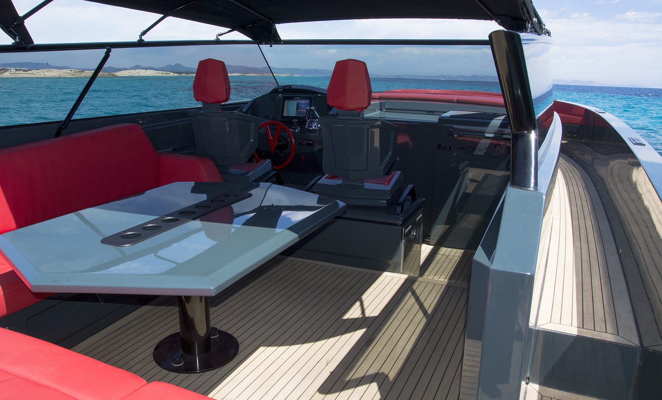 Noleggio barca VANQUISH 48 LT