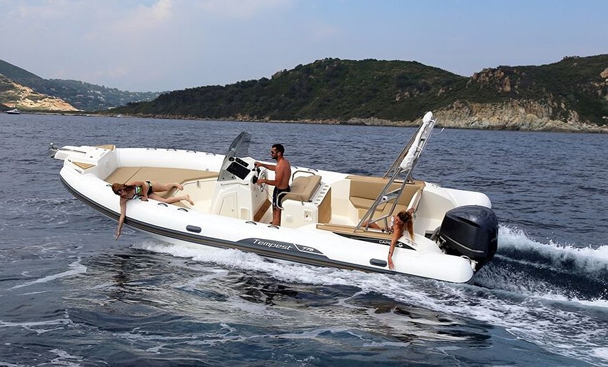 Noleggio barca CAPELLI TEMPEST 775