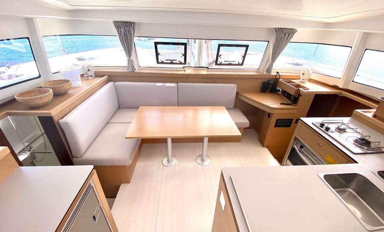 CATAMARAN EXCESS 11