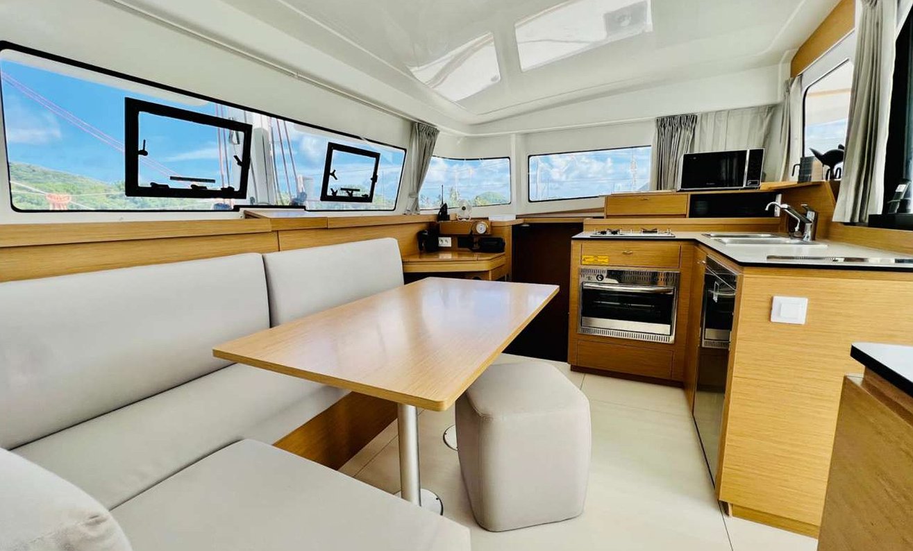 CATAMARAN EXCESS 11