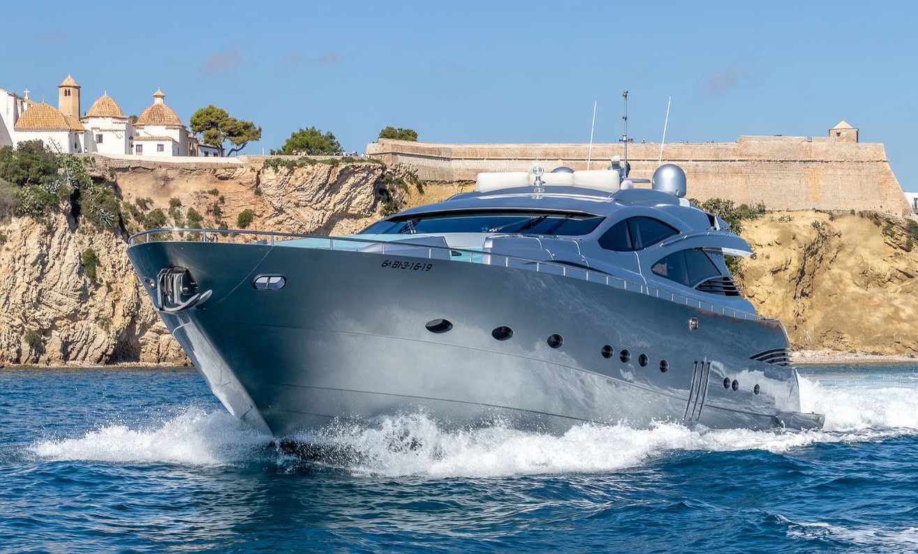 Louer bateau PERSHING 90 I