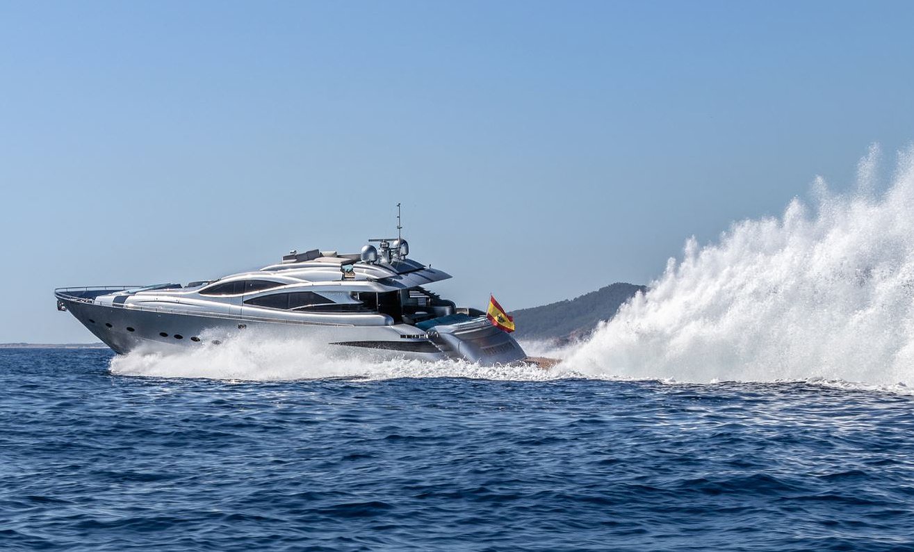 Noleggio barca PERSHING 90 I