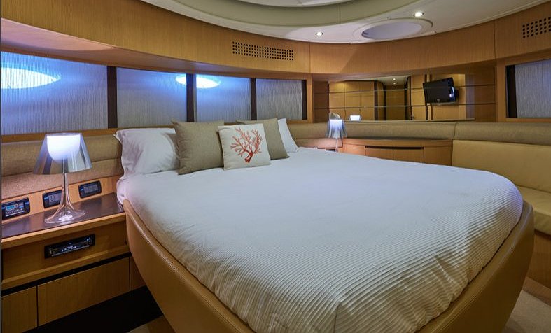 PERSHING 90 D
