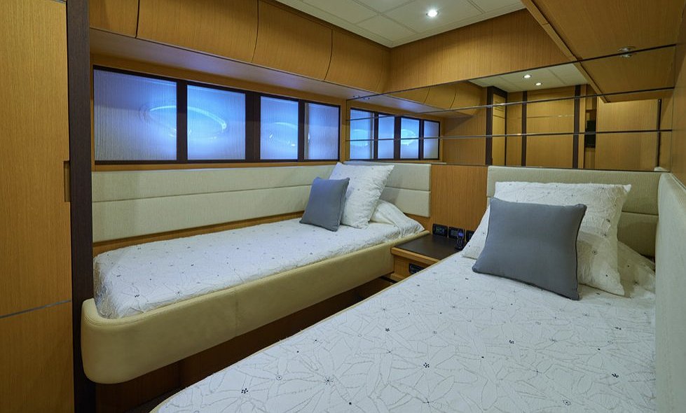 PERSHING 90 D