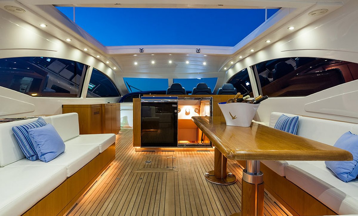 Rent Boat MANGUSTA 72